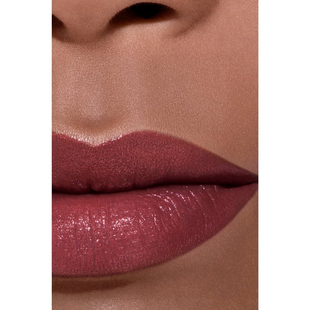 LA BARRA DE LABIOS SATINADA DE LARGA DURACI&Oacute;N, TRATAMIENTO HIDRATANTE Y ALISANTE
